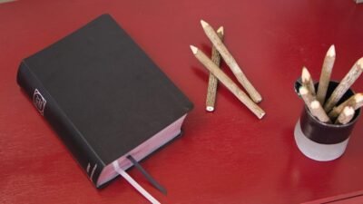 NIV Large-Print Study Bible, Fully Revised Edition, Comfort Print--bonded leather, black (red letter)