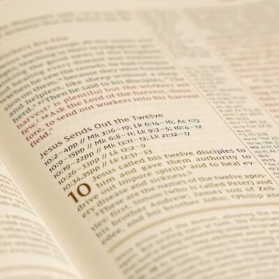 71zuIyXiyCL._SL1500_ NIV, The Grace and Truth Study Bible (Trustworthy and Practical Insights), Personal Size, Hardcover, Red Letter, Comfort Print